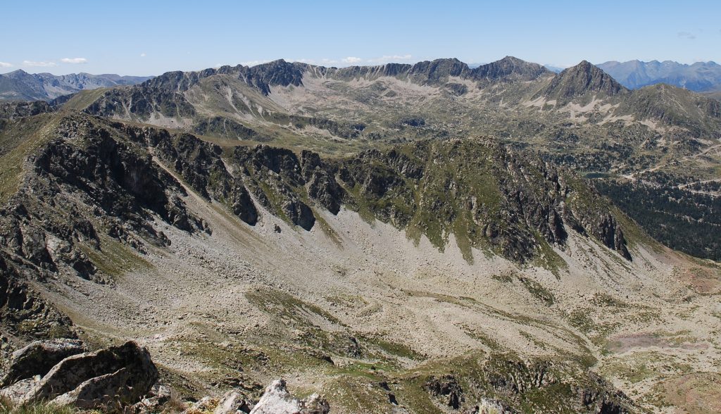 El Circ dels Pessons al fondo, constituye la principal zona de formación del Glaciar del Valira d’Orient. En primer plano antiguas morrenas en la vertiente oeste del Pic Negre d’Envalira. (Jordi Camins - 2007).