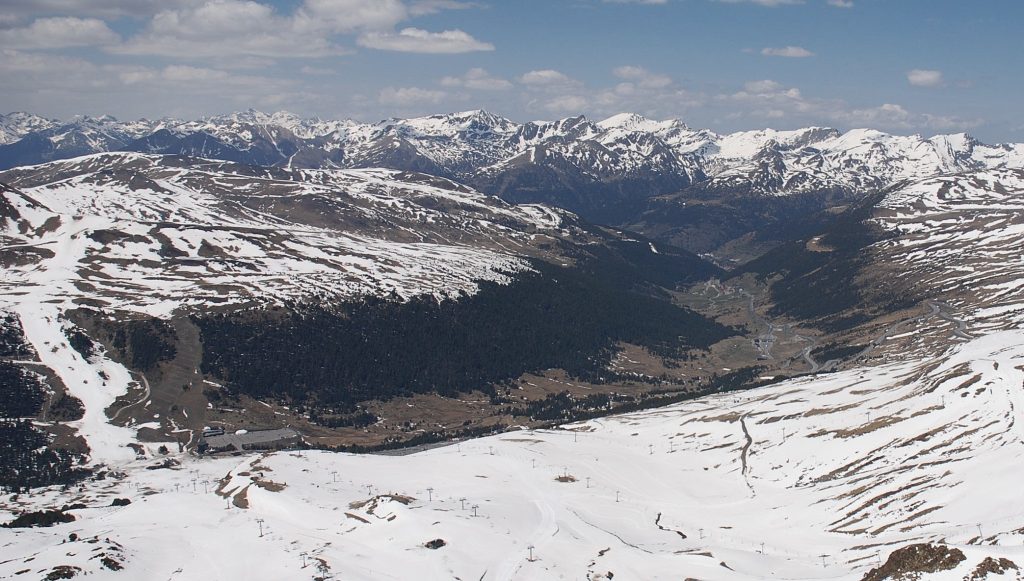  El sector del valle libre de nieve y el límite superior del bosque, delimitarían aproximadamente al amplitud y espesor de la lengua de hielo del Glaciar del Valira d’Orient, a la salida del Circ dels Pessons y hasta la confluencia del tributario Glaciar d’Incles, superada la actual población de Soldeu. En la parte inferior de la fotografía la estación de esquí de Grau Roig, desde el Pic Blanc d’Envalira. (Jordi Camins - 2007).