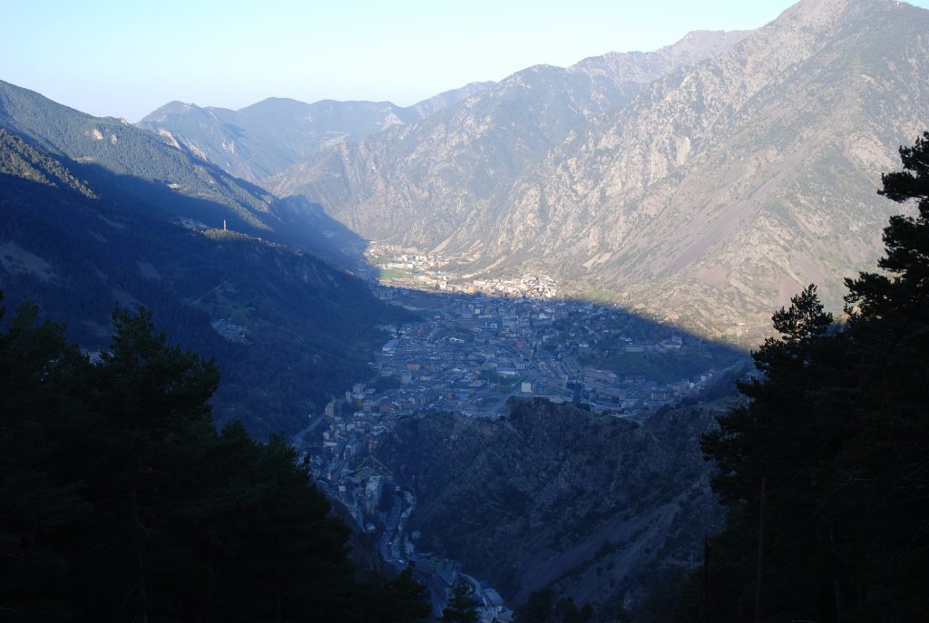 Desde el Estany d’Engolasters, las poblaciones de Escaldes, Andorra la Vella y Santa Coloma, ocupando la antigua ubicación de la lengua del Glaciar de la Gran Valira, cuyo frente se situaba en el sector de La Margineda, al fondo de la imagen, después de un recorrido de casi 30 km. En el punto donde está tomada la imagen, el glaciar alcanzó un espesor próximo a los 500 metros. (Jordi Camins – 2007).