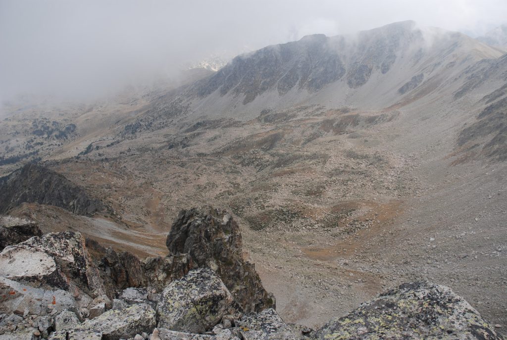 Restos morrénicos pertenecientes a la cabecera del Glaciar de Madriu, tributario por la izquierda del Glaciar de la Gran Valira, entre el sector d’Engolasters i Escaldes. (Jordi Camins – 2007).