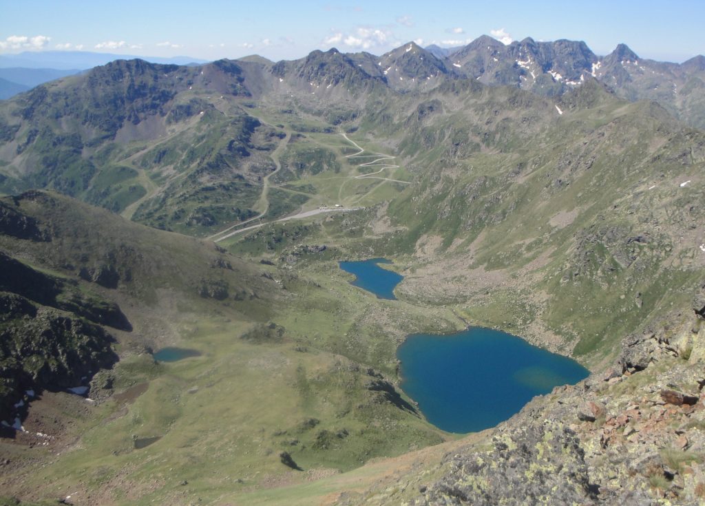 Desde el Pico de Tristaina (2.878 m), la extensa zona de alimentación del Glaciar de Ordino, que unido al de Arinsal formarán el Glaciar del Valira del Nord. En primer plano los Estanys de Tristaina, resultado de la sobreexcavación glaciar, al frente la Coma de Rat y la actual ubicación de la estación de esquí de Ordino – Arcalís. (Jordi Camins – 2016).