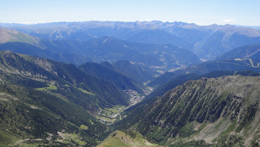 Desde el Alt de Comapedrosa (2.942 m), máxima elevación del Principado de Andorra, el sector ocupado por el Glaciar de Arinsal. En el centro-derecha de la fotografía, la ubicación del antiguo Lago y actual población de La Massana, y punto de confluencia con el Glaciar de Ordino, formando ambos el Glaciar del Valira del Nord. En el sector a menor altitud, la unión de los glaciares Valira del Nord i d’Orient formaban el Glaciar de la Gran Valira, cuyo frente se encontraba unos 9 kilómetros más abajo. Al fondo, en la vertiente opuesta, el valle excavado por el Glaciar de Madriu. (Jordi Camins – 2014).