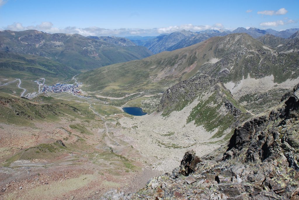 Zona de formación del Glaciar de Ariège, que alcanzó una longitud de 52 km en la vertiente septentrional pirenaica. Estany y Pico de Les Abelletes. Población y estación de esquí del Pas de la Casa. (Jordi Camins – 2007).