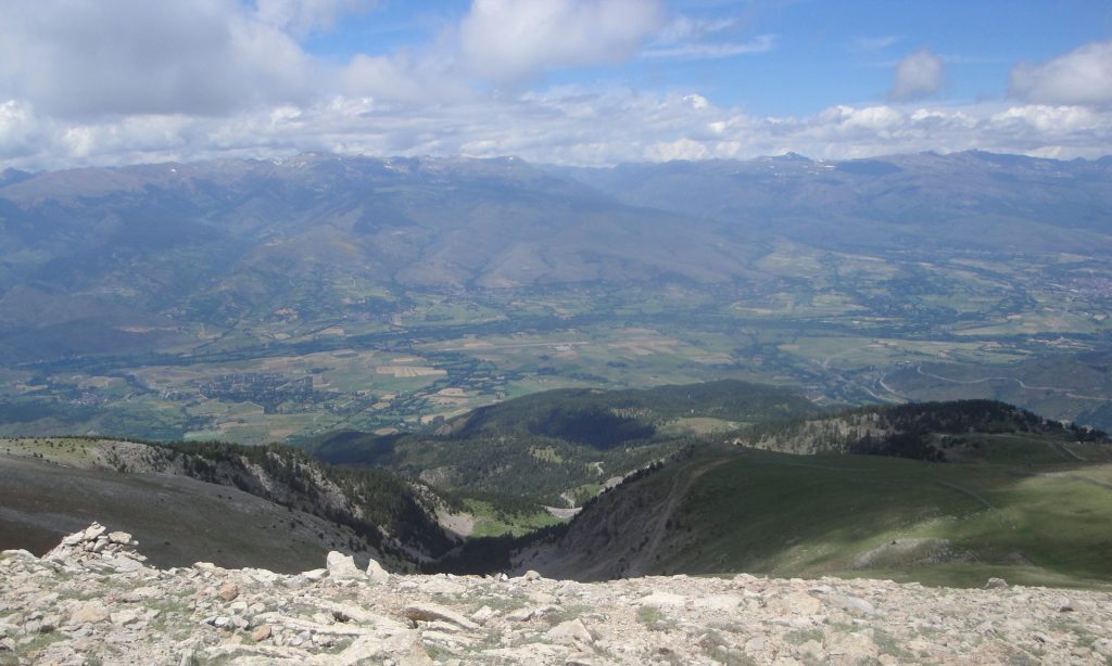 La depresión de la Cerdaña, con la cumbre del Puigpedrós de 2.925 m (centro izquierda), y el Valle del Querol (centro derecha), cuyo glaciar alcanzó una longitud de 27 km. (Jordi Camins – 2012).