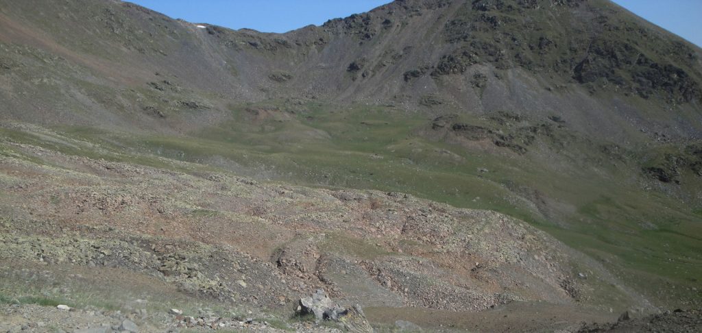 Lóbulos de glaciar rocoso en la vertiente este del Puigmal 2.910 m. El límite inferior del complejo morrénico se encuentra situado a 2.550 m de altitud. (Jordi Camins – 2019).