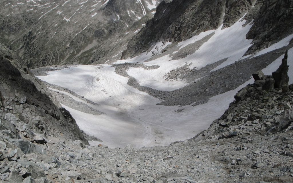 El enterrado Glaciar Rocoso de Besiberri ocuparía el espacio todavía cubierto de nieve a principios de verano y en cuyo frente aflora la morrena terminal, a también 2.550 m de altitud. (Jordi Camins – 2009).