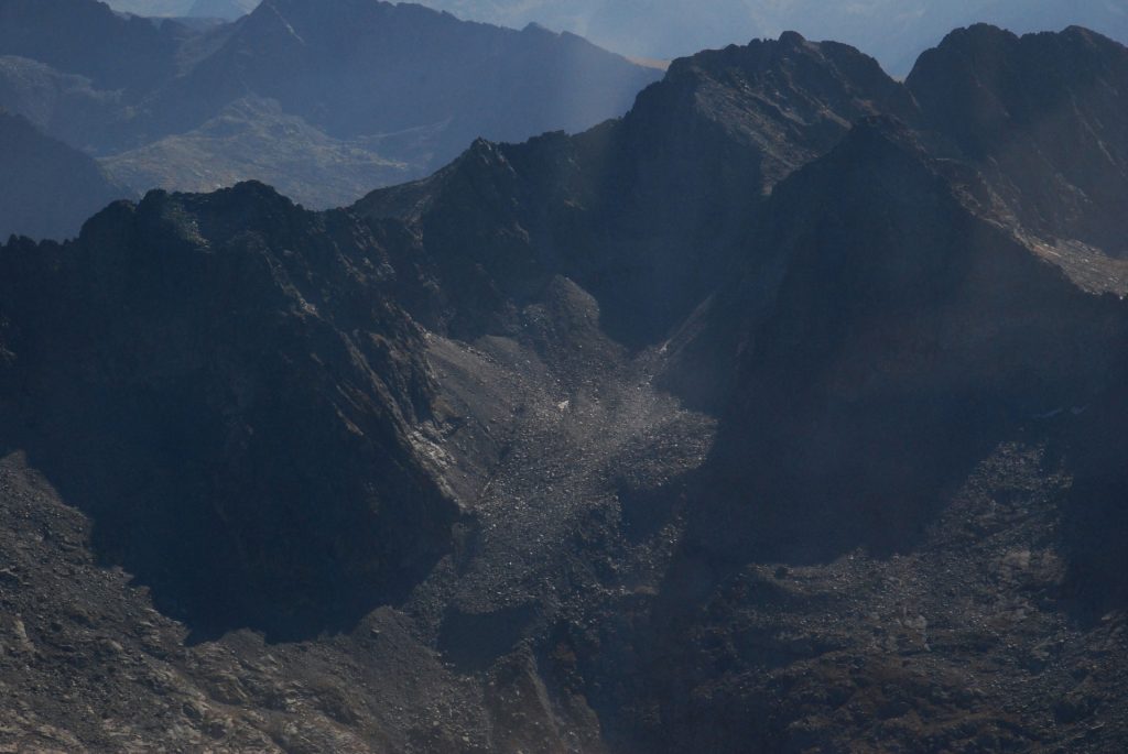  El Glaciar Rocoso de Besiberri sin cobertura de nieve en otoño del 2017. En su límite superior la cumbre de Besiberri Sur de 3.030 m. (Jordi Camins).